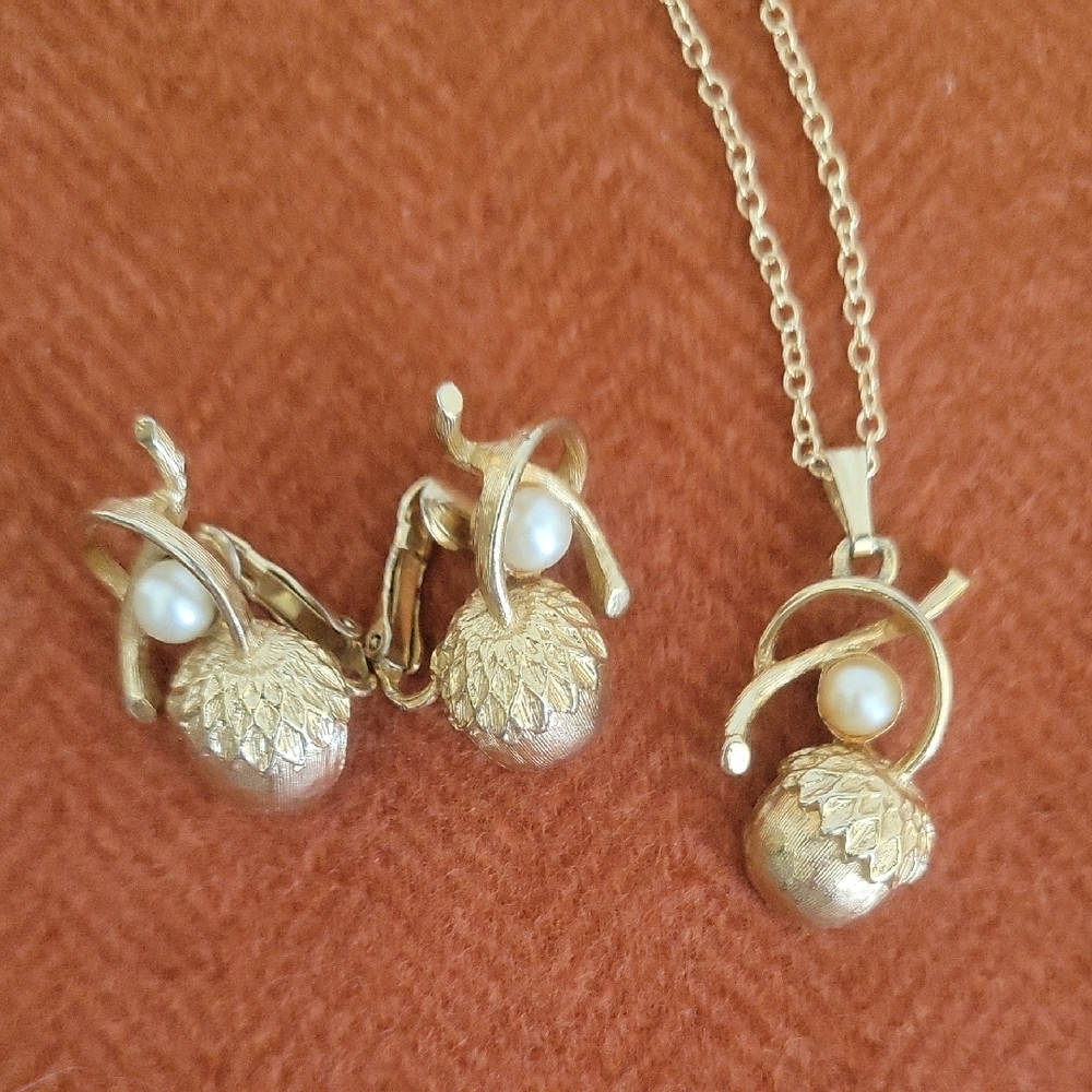 Sarah Coventry Set Acorn Treasures Earrings And Pendant